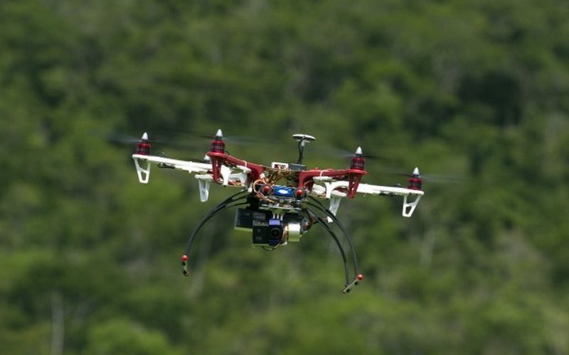 Aprovação expedida pela Anac garante isenção permanente para que uma empresa opere drones sobre pessoas sem anuência - FAB