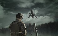 Ao som de Superman drone kamikaze da Ucrânia destrói tanque russo