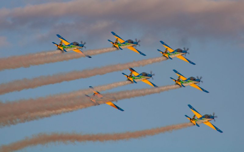 O show da fumaça é composto por sete aeronave, que cumprem várias sequências de manobras - AERO Magazine / André Magalhães