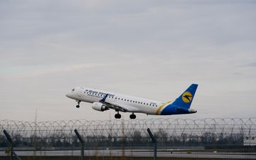 Diversos voos que sobrevoavam o espaço aéreo do país tiveram de retornar - Ukraine International Airlines/Divulgação