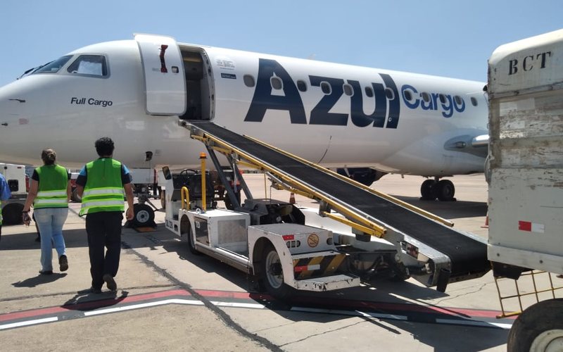 Os Embraer 195 da Azul Cargo transportam pequenos volumes na cabine de passageiros - Azul