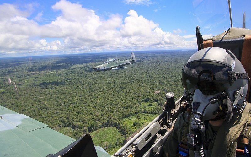 Caças leves A-29 Super Tucano patrulham a região em busca de voos ilegais - FAB