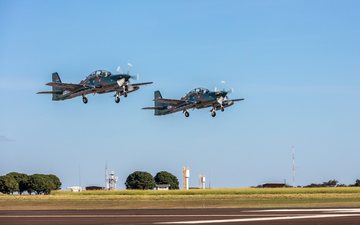 Entrega faz parte de um acordo para seis aeronaves e marca a principal aquisição de defesa do Paraguai nas últimas décadas - Embraer