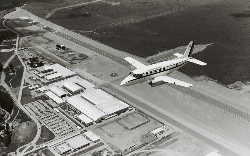 O marco do início das operações do Embraer Bandeirante foi a entrega da primeira aeronave à Força Aérea Brasileira - Embraer/Divulgação