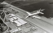 O marco do início das operações do Embraer Bandeirante foi a entrega da primeira aeronave à Força Aérea Brasileira - Embraer/Divulgação