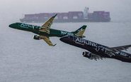 Dois aviões da Embraer fazem sobrevoo de baixa altura sobre estádio