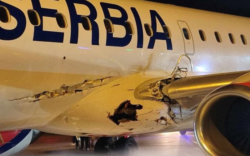 A aeronave retornou em segurança para o aeroporto de Belgrado. Não houve feridos. - Reprodução/Redes Sociais