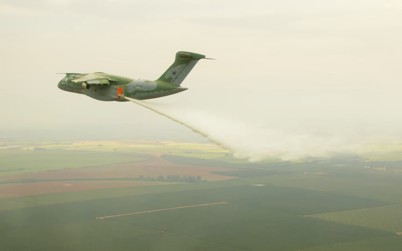 Prueba con kit de extinción de incendios forestales fue realizada con éxito por C-390 Millennium - Embraer