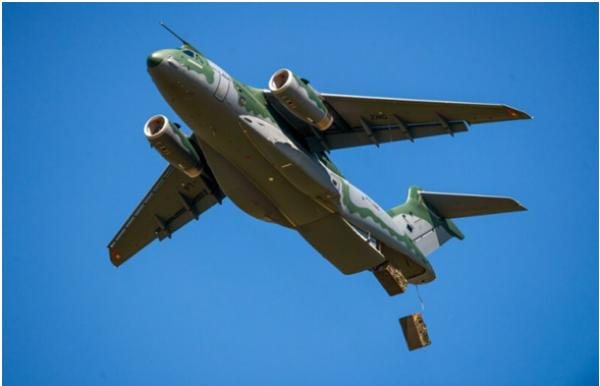 KC-390 pode transportar até 23 toneladas de várias cargas, incluindo veículos militares - Força Aérea Brasileira