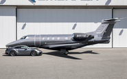 Embraer e Porsche criaram série limitada que uniu o Porsche 911 Turbo S e Phenom 300E em um único projeto - Divulgação