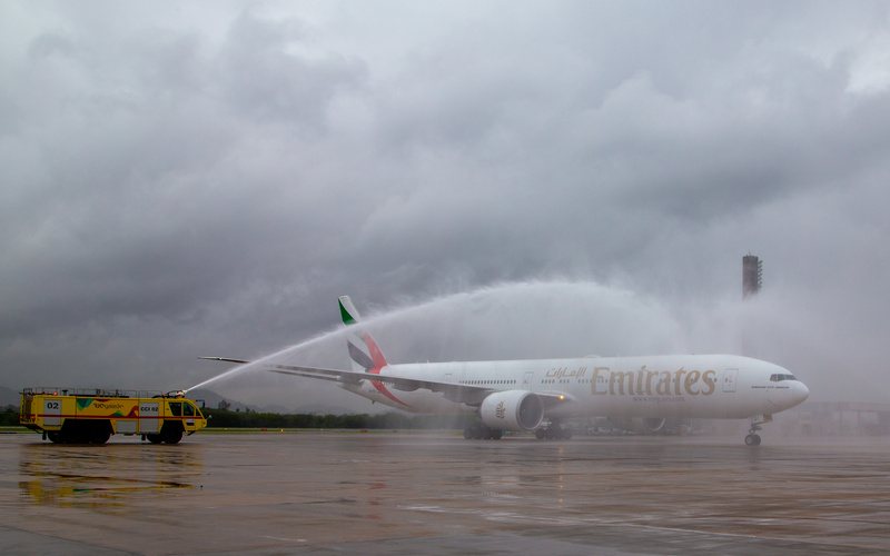 Primeiro voo regular da Emirates foi recebido com tradicional batismo de água no Rio de Janeiro - Emirates