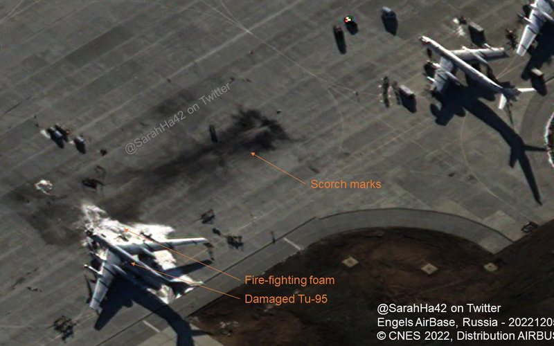 La imagen muestra los daños causados ​​por el ataque aéreo en la base rusa - Vía Twitter @SarahHa42