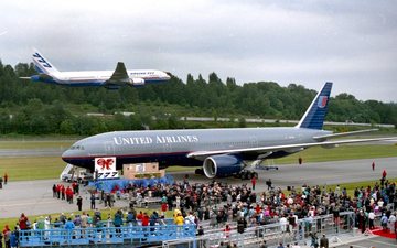 Lançado em 1995 é um dos aviões comerciais mais bem-sucedidos da história da aviação - Boeing