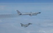 Tu-142 sendo interceptado pelos Typhoon da Real Força Aérea - RAF
