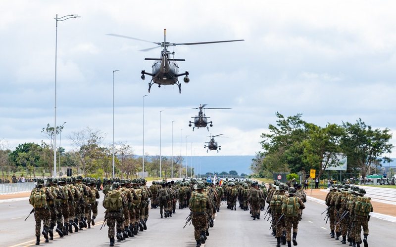 Mais de 1.800 militares estavam presentes no desfile do Dia do Exército - Exército Brasileiro