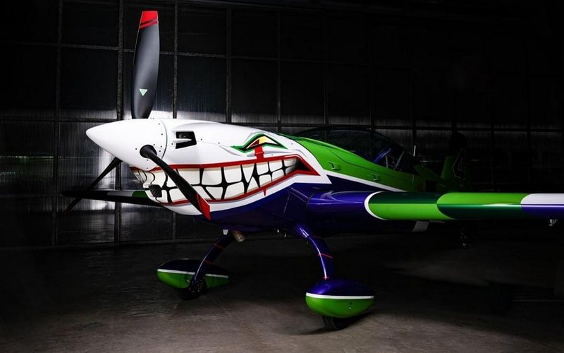 Projeto foi desenvolvido em colaboração com o proprietário da máquina, que idealizou o conceito visual da aeronave - Extra NG