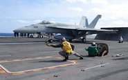 Apenas a marinha norte-americana utiliza o F/A-18 Super Hornet embarcado em porta-aviões - Boeing