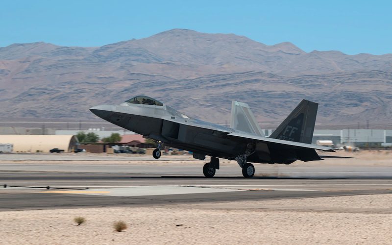 Modernas aeronaves militares de diferentes esquadrões se reunem em um só local - USAF