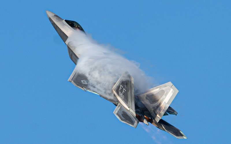 Equipe de demonstração do F-22 Raptor sempre é destaque nos airshows que participa- USAF - USAF