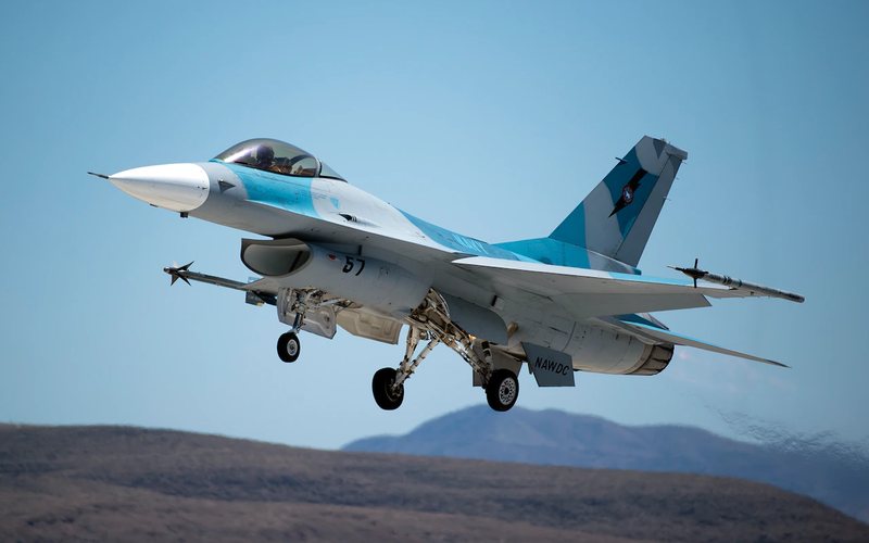 F-16 representa um "adversáio" complicado de se enfrentar - Us Navy