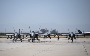 Base aeronavais abrigam os caças quando não estão em operação no mar - Us Navy