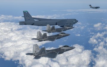 Caças F-22 irão permanecer na Coreia do Sul para mais voos com os F-35A - Ministério da Defesa Nacional da Coreia do Sul.
