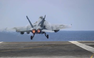 O relatório destaca a nova configuração de armamento dos caças F/A-18E/F, aumentando sua capacidade de combate aéreo - US Navy