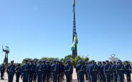 A cada mês é feita a substituição da bandeira nacional sob responsabilidade das Forças Armadas - FAB