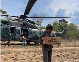 Certos locais da região amazônica a urna só se chega por helicópteros - FAB