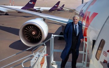 Fundador da FedEx e veterano condecorado da Marinha dos EUA, Smith foi responsável por revolucionar o setor de entregas com o conceito de transporte expresso integrado - FedEx