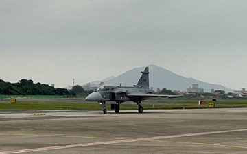 Oitavo caça operacional Gripen F-39 decolou de Navegantes a Anápolis, perfazendo 1.100 quilômetros em 1h20 de voo - FAB