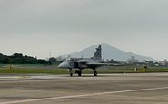 Mais novo caça Gripen realiza primeiro voo no Brasil