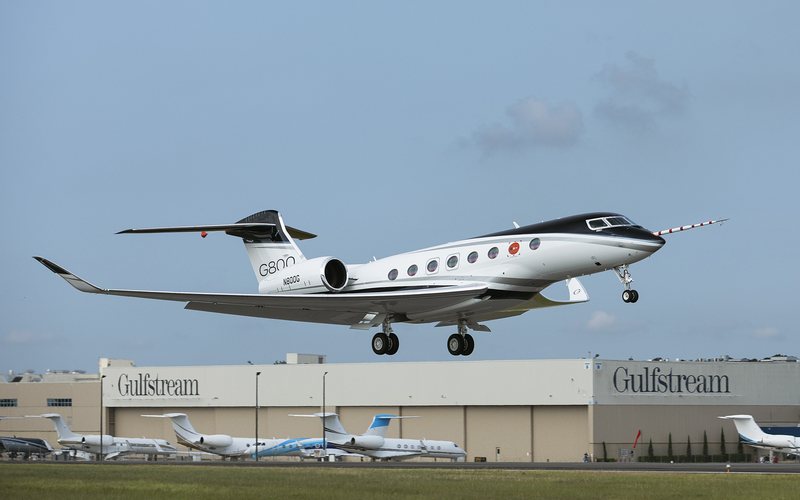Para o primeiro voo do G800 a Gulfstream abasteceu o avião com uma mistura de querosene com SAF - Gulfstream
