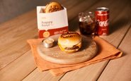 Hambúrguer do Johnny Rocket’s foi servido para comemorar o dia de um dos sanduíches mais famosos do mundo - Gol