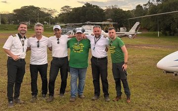 Pilotos, mecânico e voluntários trabalharam nas ações humanitárias no Rio Grande do Sul a bordo dos helicópteros da Havan - Divulgação