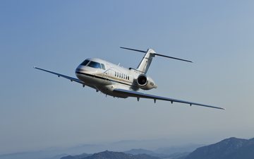 Pioneiro na categoria, o Hawker 4000 atinge teto operacional de 45.000 pés e velocidade de cruzeiro de 482 nós - Textron Aviation e Paulo Mercadante