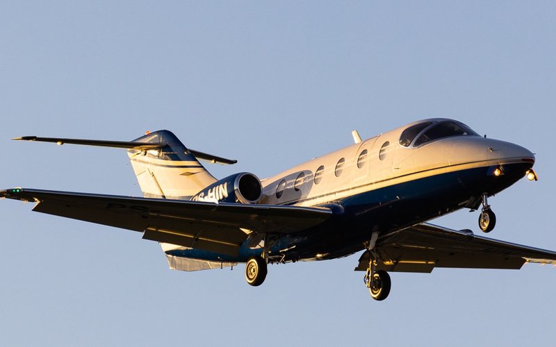 O Hawker 400A pode transportar até oito passageiros - Black Aviação/Divulgação
