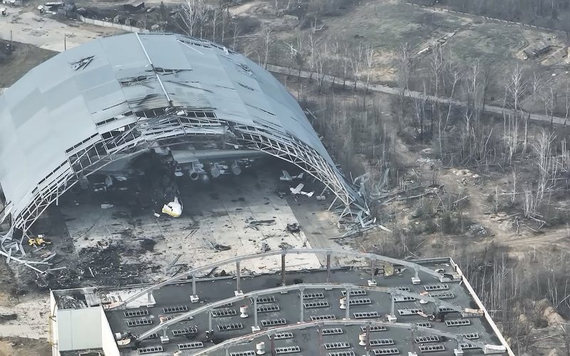 Área do hangar e o próprio An-225 foram completamente destruídos - Reprodução YouTube