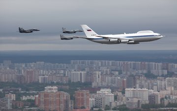 Caças escoltam o Il-80 Maxdome durante show aéreo em Moscou - Divulgação