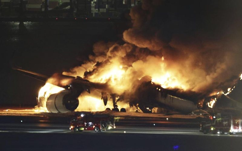 A colisão do A350 com um Dash-8 da Guarda Costeira do Japão também matou cinco pessoas que estavam no turboélice - NHK/Reprodução
