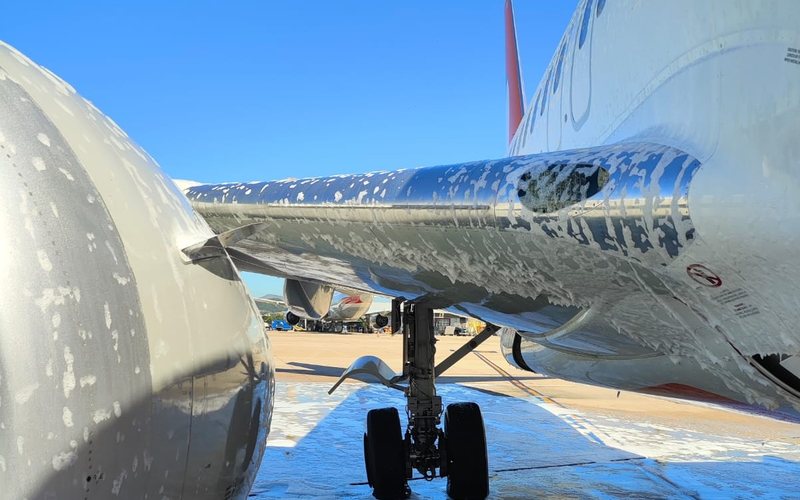 Falha técnica em roda do Boeing 737 MAX provocou fogo após pouso no Rio; serviço de emergência agiu rapidamente e não houve feridos - Reprodução/Redes Sociais
