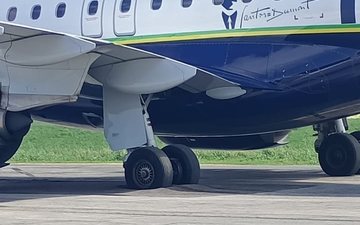 Embraer E195-E2 teve o trem de pouso afundado durante manobra no pátio do aeroporto de Fernando de Noronha. Voo para o Recife sofreu atraso de três horas e afetou conexões posteriores - Reprodução/Redes Sociais