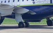 Avião da Azul afunda no asfalto em Fernando de Noronha