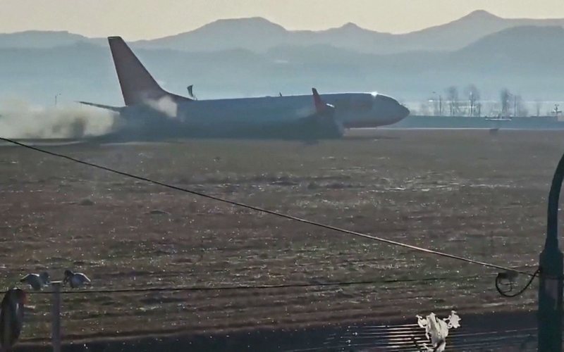 O 737-800 da Jeju Air segundos antes de colidir com a berma que sustentava o antena do localizador do ILS - Reprodução