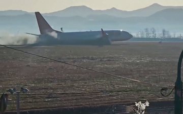 O 737-800 da Jeju Air segundos antes de colidir com a berma que sustentava o antena do localizador do ILS - Reprodução
