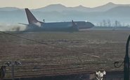 O 737-800 da Jeju Air segundos antes de colidir com a berma que sustentava o antena do localizador do ILS - Reprodução