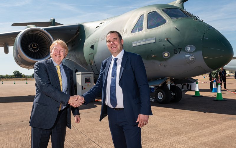 Jackson Schneider de Embraer (izquierda) e Ian Muldowney de BAE System después de firmar un acuerdo - Embraer
