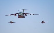 Aeronaves militares sobrevoam Brasília durante cerimônia da FAB