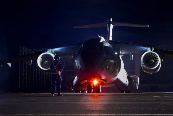 Uso do NVG amplia a capacidade de emprego do KC-390 em qualquer tipo de cenário noturno - FAB