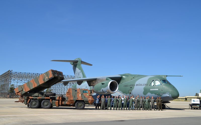 KC-390 já transportou veículos Guarani e M-113 do EB - Soldado Gonçalves / FAB